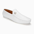 mocassin blanc seul posé sur fond uni, vu de profil côté extérieur