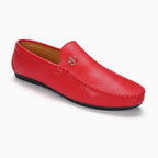 mocassin rouge seul posé sur fond uni clair avec détail du logo sur le dessus