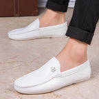 vue rapprochée sur un mocassin blanc porté avec un pantalon noir retroussé
