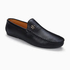 mocassin casual homme noir posé sur fond uni clair avec logo métallique sur le dessus