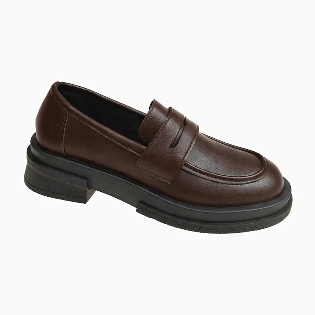 mocassin coloris marron foncé présenté de profil sur fond uni
