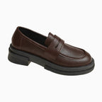 mocassin coloris marron foncé présenté de profil sur fond uni