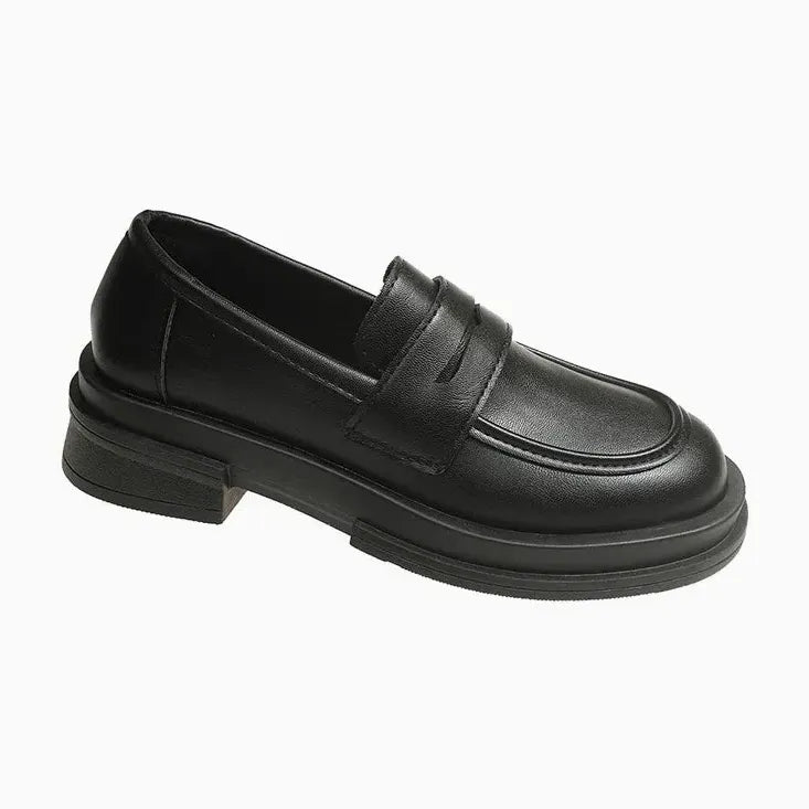 mocassin chunky femme noir posé sur fond clair avec semelle épaisse apparente