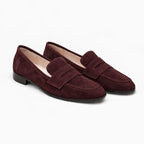 paire de mocassins en daim marron sur fond blanc