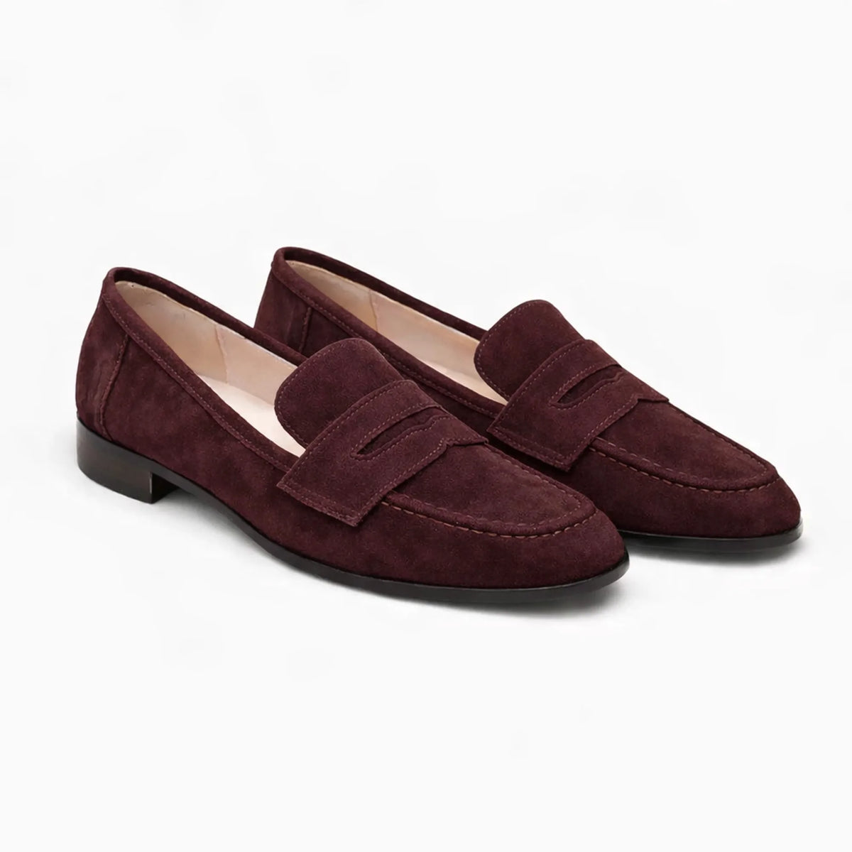 paire de mocassins en daim marron sur fond blanc