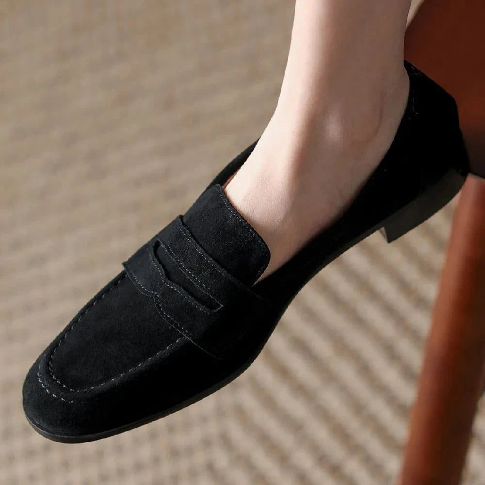 mocassins noirs portés avec un pantalon, vue latérale