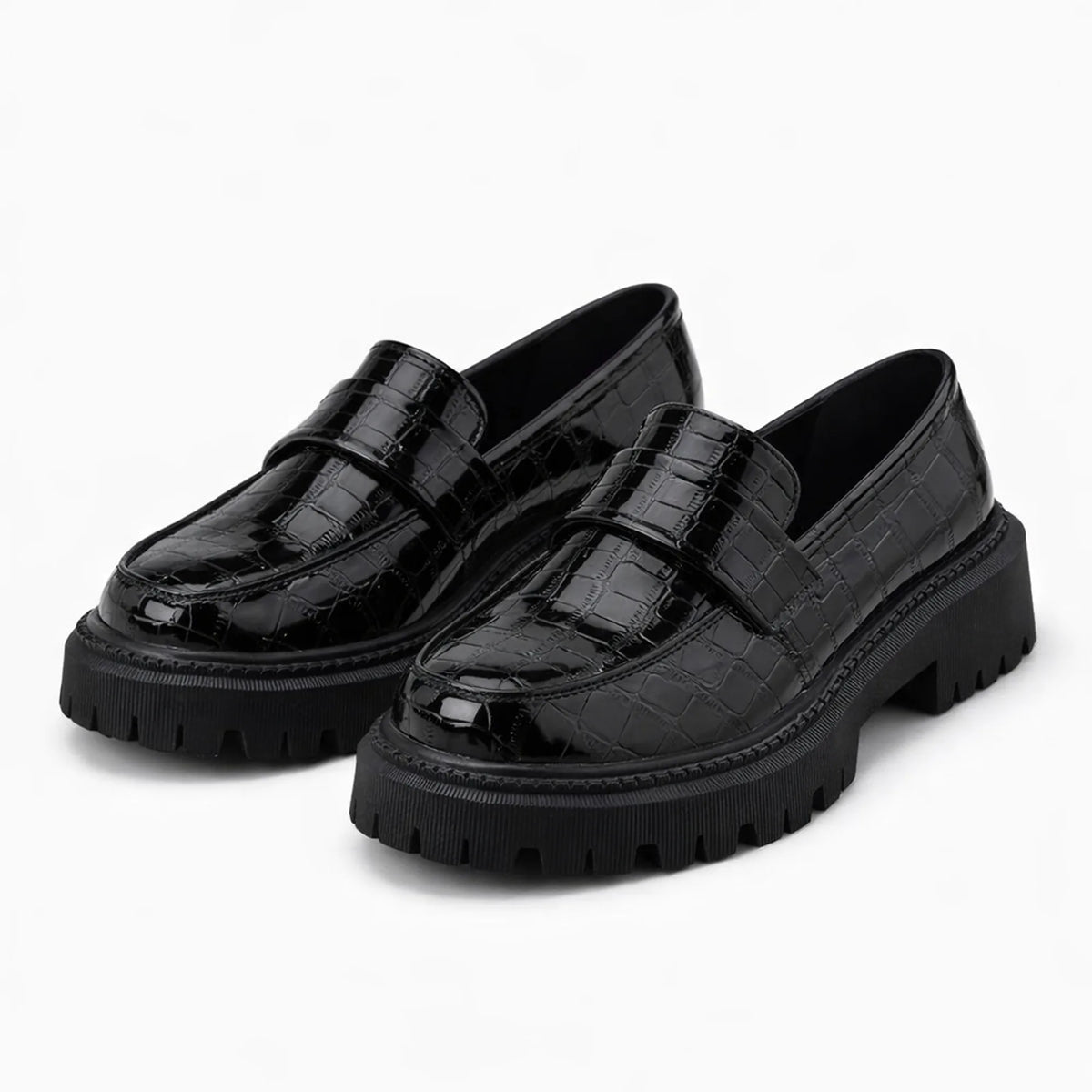 mocassin croco femme en vernis noir à semelle épaisse sur fond uni blanc