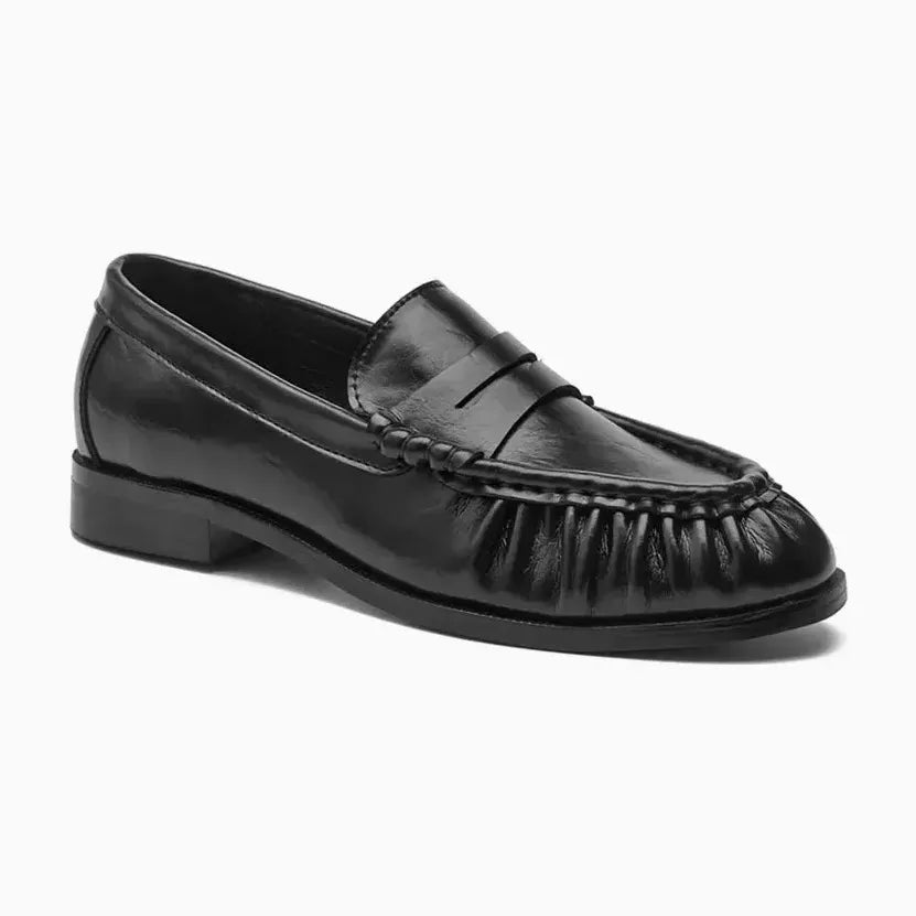 mocassin cuir noir femme présenté de trois quarts sur fond uni clair