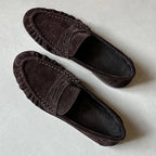 la paire de mocassins marron vue du dessus sur fond gris clair