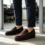 chaussures marron portées avec un pantalon de costume bleu marine en intérieur