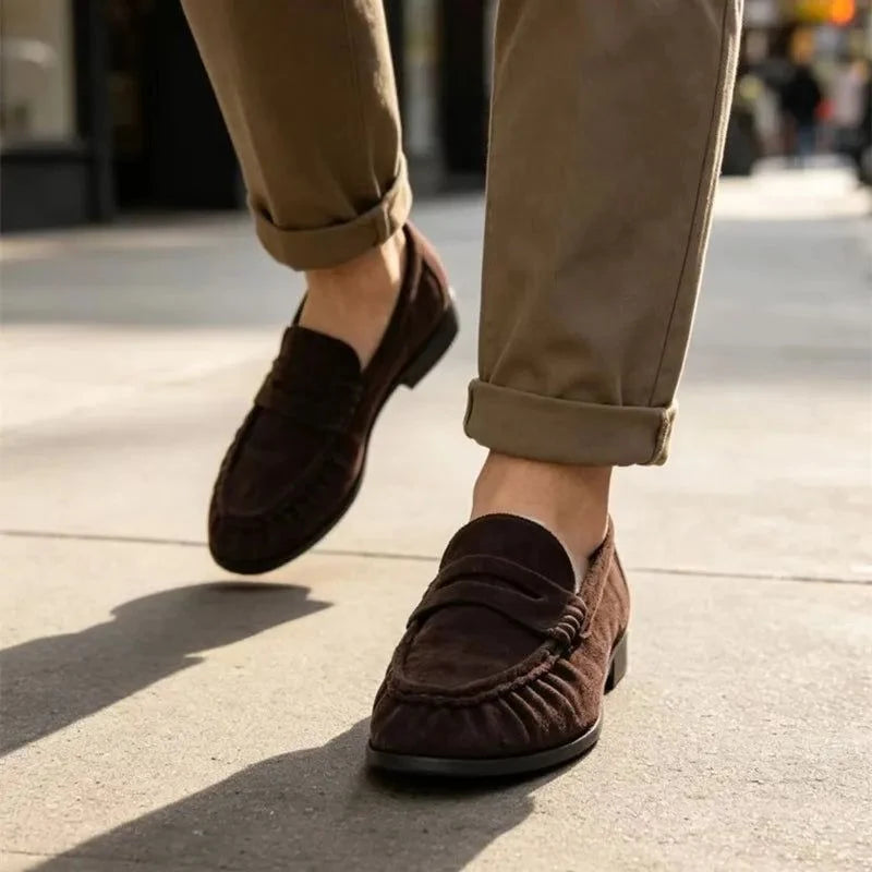 mocassins marron portés avec un pantalon beige retroussé lors d’une marche en extérieur