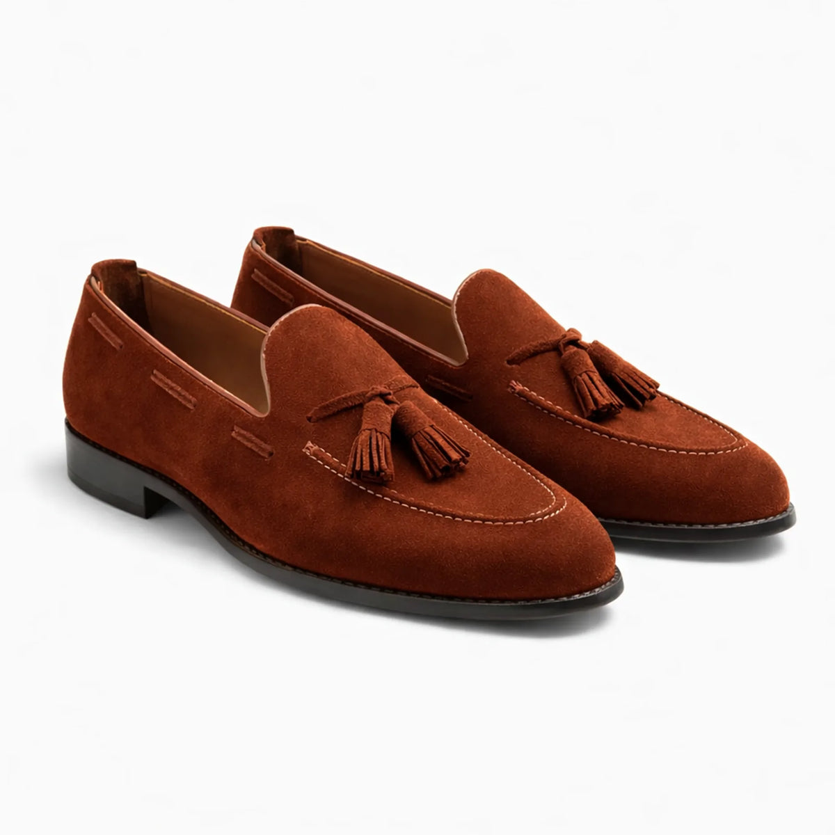 mocassins en daim marron clair présentés seuls sur fond uni