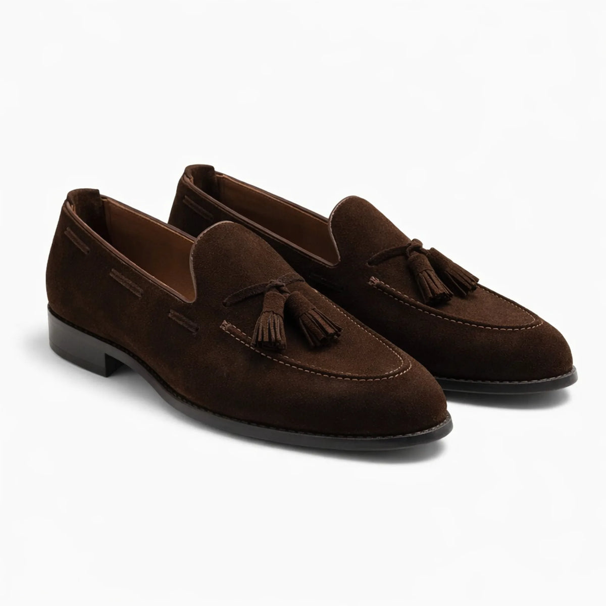 mocassin daim marron homme présenté seul sur fond uni avec pampilles