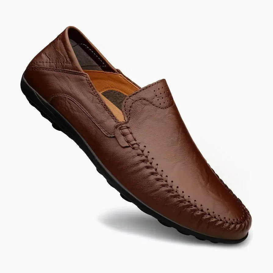 Mocassin homme présenté seul en coloris marron sur fond uni