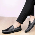Mocassins noirs portés avec un pantalon noir, vue latérale