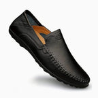 Mocassin de conduite pour homme coloris noir présenté sur fond uni