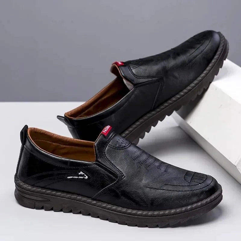 paire de mocassins noirs posée différemment avec semelle et dessus visibles