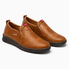 mocassins présentés seuls en coloris marron sur fond uni clair
