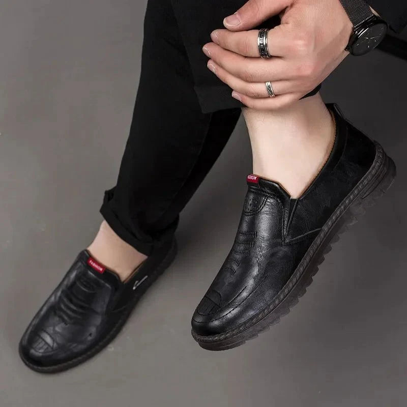 mocassins noirs portés avec pantalon sombre et accessoires visibles au poignet