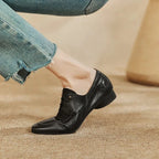 Mocassin noir en cuir porté avec un jean à franges, vue de profil