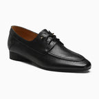 Mocassin derby femme en cuir noir à petit talon présenté sur fond uni