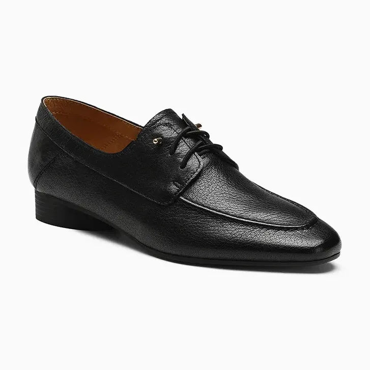 Mocassin derby femme en cuir noir à petit talon présenté sur fond uni