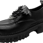 gros plan d’un mocassin derby noir mat à ailes de chauve-souris, détail de la semelle crantée