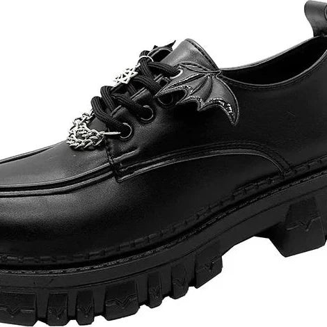 gros plan d’un mocassin derby noir mat à ailes de chauve-souris, détail de la semelle crantée