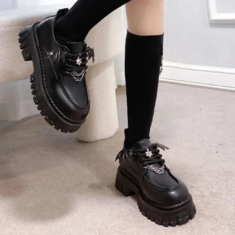 Chaussures portées avec des chaussettes hautes noires sur sol clair