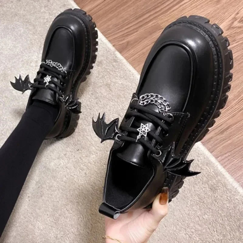 Vue en plongée sur les chaussures portées, détails gothiques bien visibles