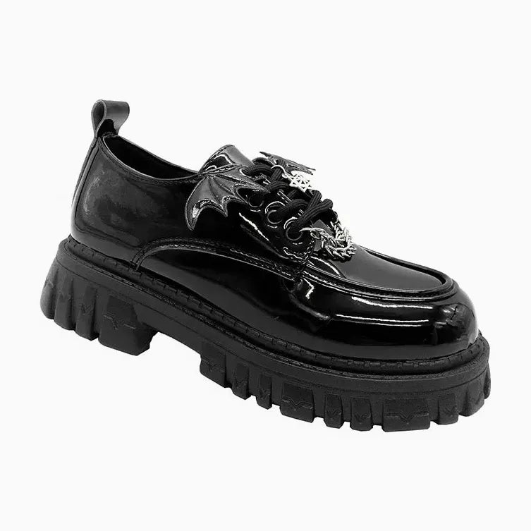 Mocassin derby vernis noir à semelle épaisse, orné d’ailes de chauve-souris et chaîne métallique