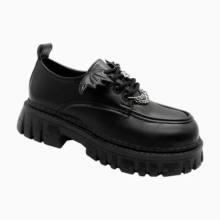 Mocassin derby noir mat à plateforme épaisse avec ailes de chauve-souris et chaîne métallique