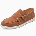 Mocassin double boucle homme en suédine coloris marron roux, semelle blanche