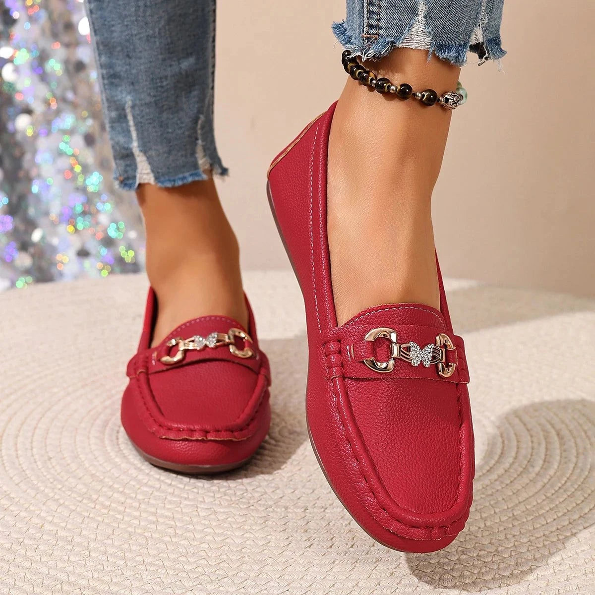 paire rouge portée avec un jean, vue de face sur le pied gauche