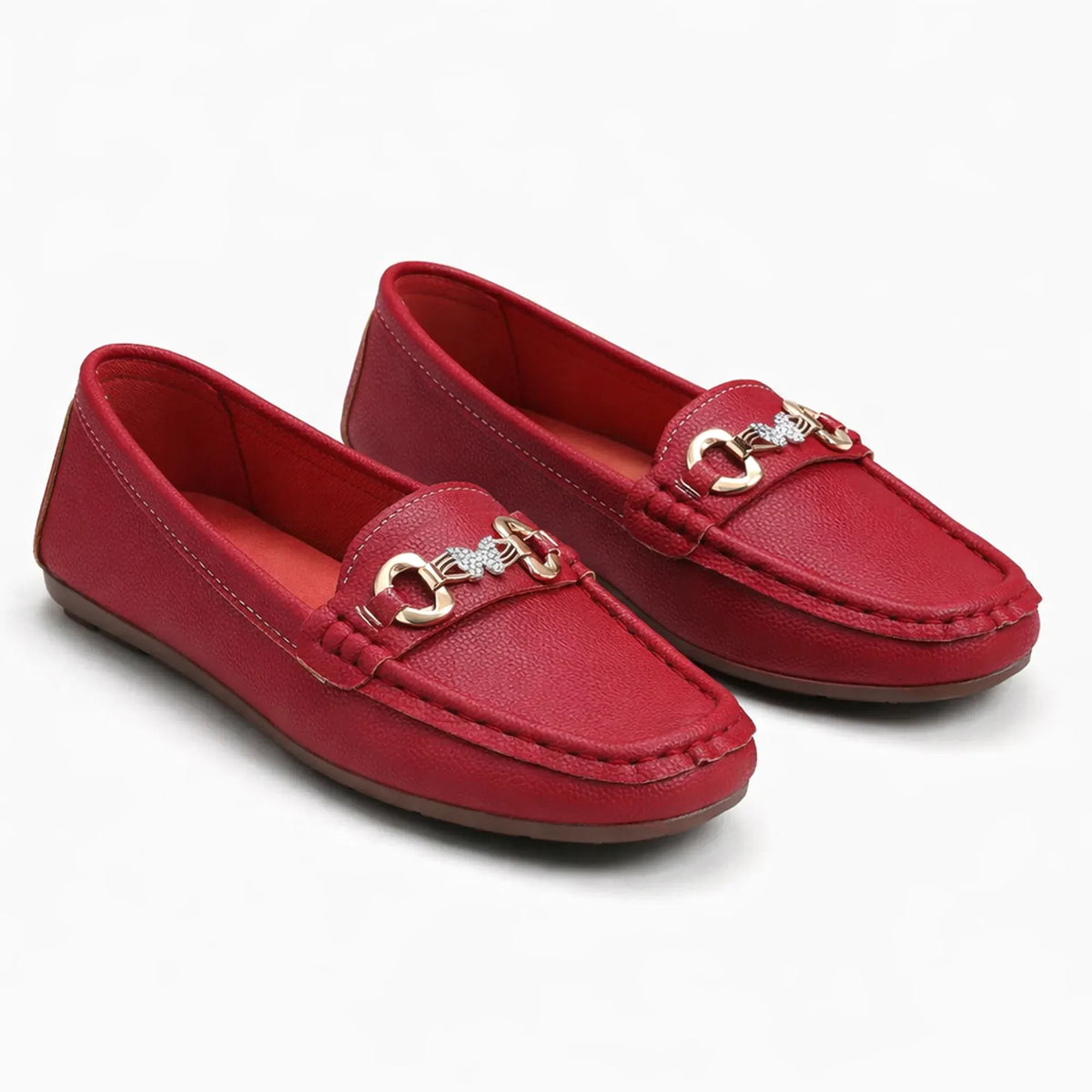 mocassin driver femme rouge avec détails métalliques sur fond uni