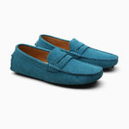 Mocassins pour homme exposés seuls en bleu ciel sur fond blanc