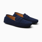 Chaussures mocassins présentées seules en bleu foncé sur fond clair