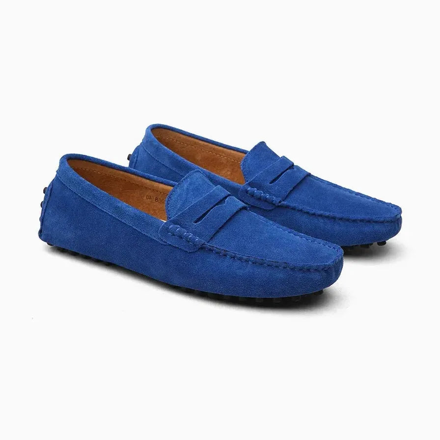 Mocassins seuls présentés en bleu roi avec fond neutre
