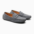Mocassins gris posés seuls, orientés vers la droite sur fond neutre
