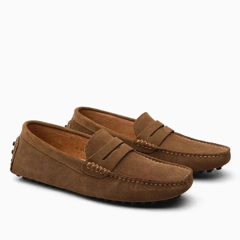 Paire de mocassins driver homme en daim coloris kaki sur fond blanc