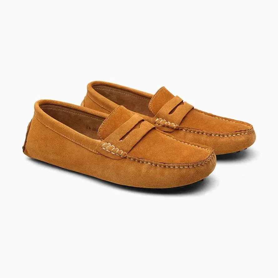 Paire de mocassins marron clair seule, exposée sur un fond uniforme