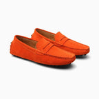 Vue du mocassin orange seul, disposé sur un fond clair
