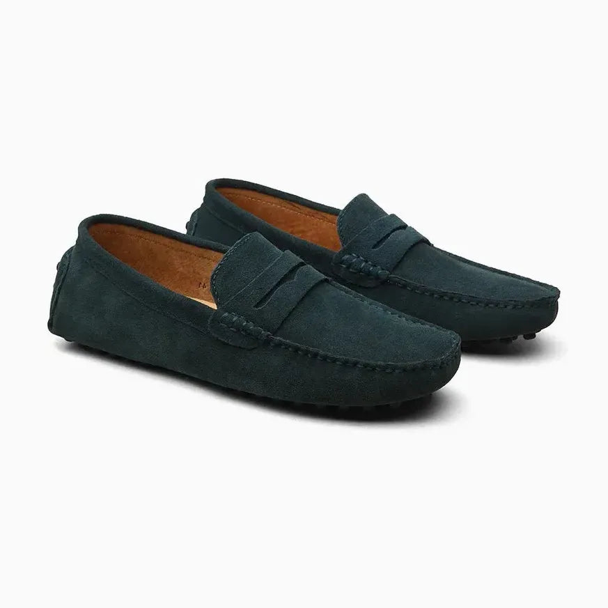 Paire de mocassins driver homme en daim vert foncé sur fond blanc