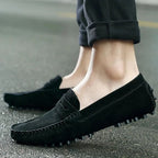 Le mocassin noir porté avec un pantalon retroussé, vu de profil