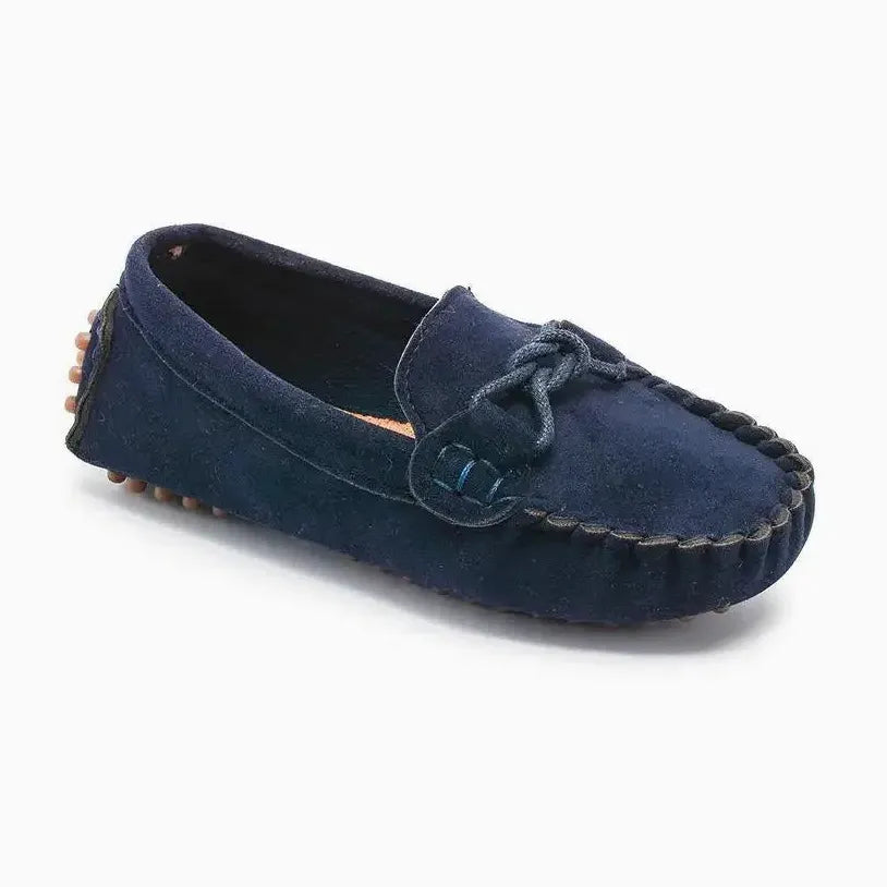 chaussure mocassin en coloris bleu foncé isolée sur fond neutre
