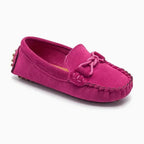 paire de mocassins en rose posée sur fond blanc