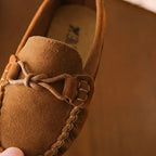 gros plan sur le nœud décoratif d'un mocassin marron