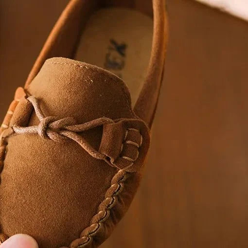 gros plan sur le nœud décoratif d'un mocassin marron