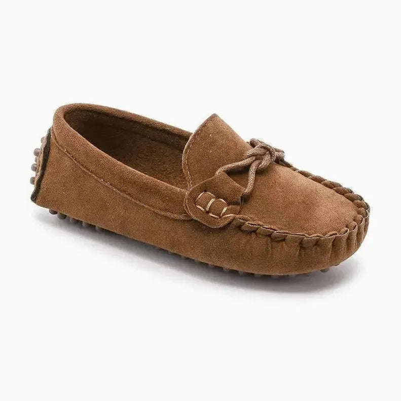 mocassin enfant souple à enfiler marron posé sur fond clair