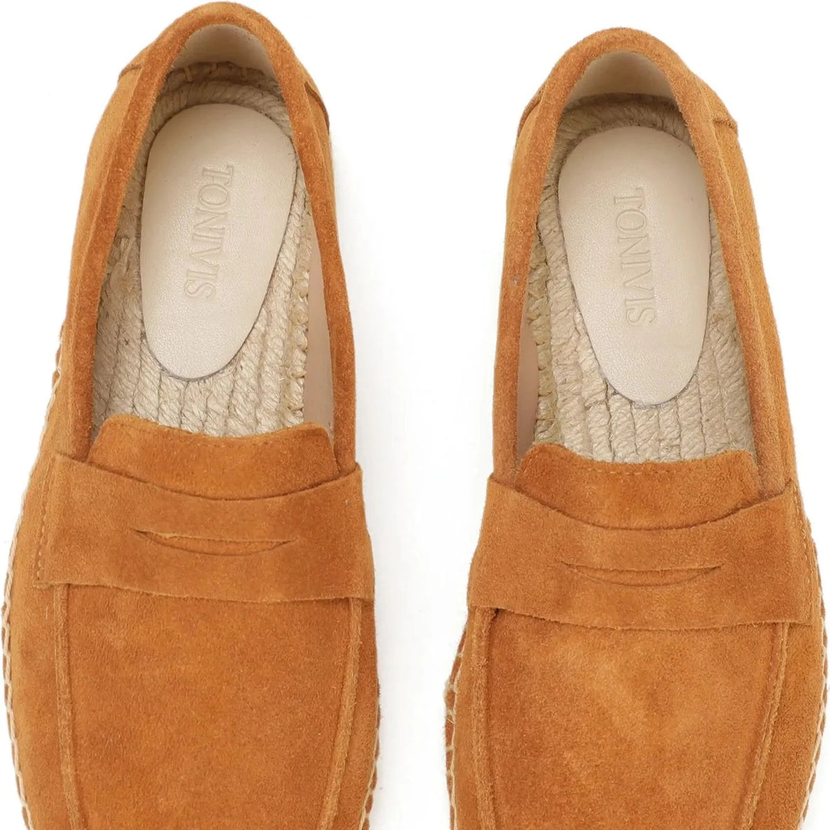 détail des mocassins en daim camel vus de dessus, axé sur l'empeigne